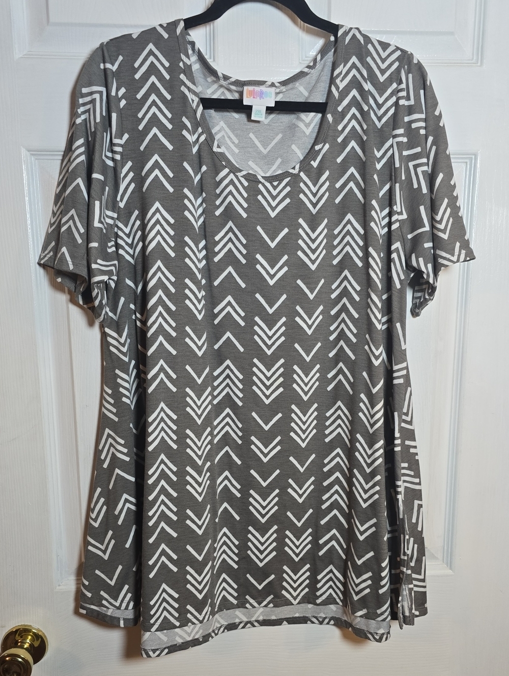 LuLaRoe Gray Short Sleeve Tee with White Arrow Print